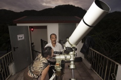 Seychellerne er en selvstændig ø-stat i Det Indiske Ocean. Hotel Coral Strand har eget stjerne-observatorium på taget. Ulla Lund studerer stjernehimlen over Seychellerne.