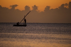 Mens de første solstråler spreder et rødligt lys over vandet, sætter fiskerne sejl og tager ud på dagens fiskeri.