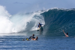 Bølger rejser sig 5-8 meter udfor kysten ved  Little Tahiti og er perfekte til surfing