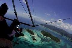 Hvalhajer ved Seychellerne. Marinbiologer og turister hjælpes med observationer.Piloten Johan Anderson spejder efter hvalhajer fra sit ultralight fly over det Indiske Ocean ved Seychellerne.