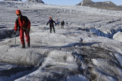 En vandring på Esmarkglecheren i Ymerbugten på Svalbard. Glecherne på Svalbard krymper år for år på grund af større afsmeltning om sommeren end tilgang af sne og is i vintersæsonen. Dette alene får verdenshavene til at stige 0,13 mm om året og dermed også blive ferskere.