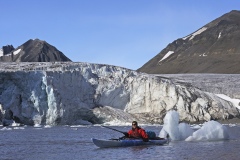 Kajaktur foran Esmarkbreen i Ymerbugten på Svalbard. Afsmeltningen fra glecherne på øgruppen har fået verdenshavene til at stige 0,13 mm det sidste år og dermed også blive ferskere.