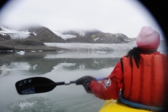 Kajaktur foran Esmark-breen i Ymerbugten på Svalbard. Afsmeltningen fra breerne - eller glecherne på Svalbard har fået vandtanden i  verdenshavene til at stige 0,13 mm det  sidste år.